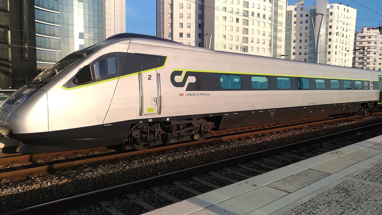 Trem Alfa Pendular da CP parado junto à plataforma.