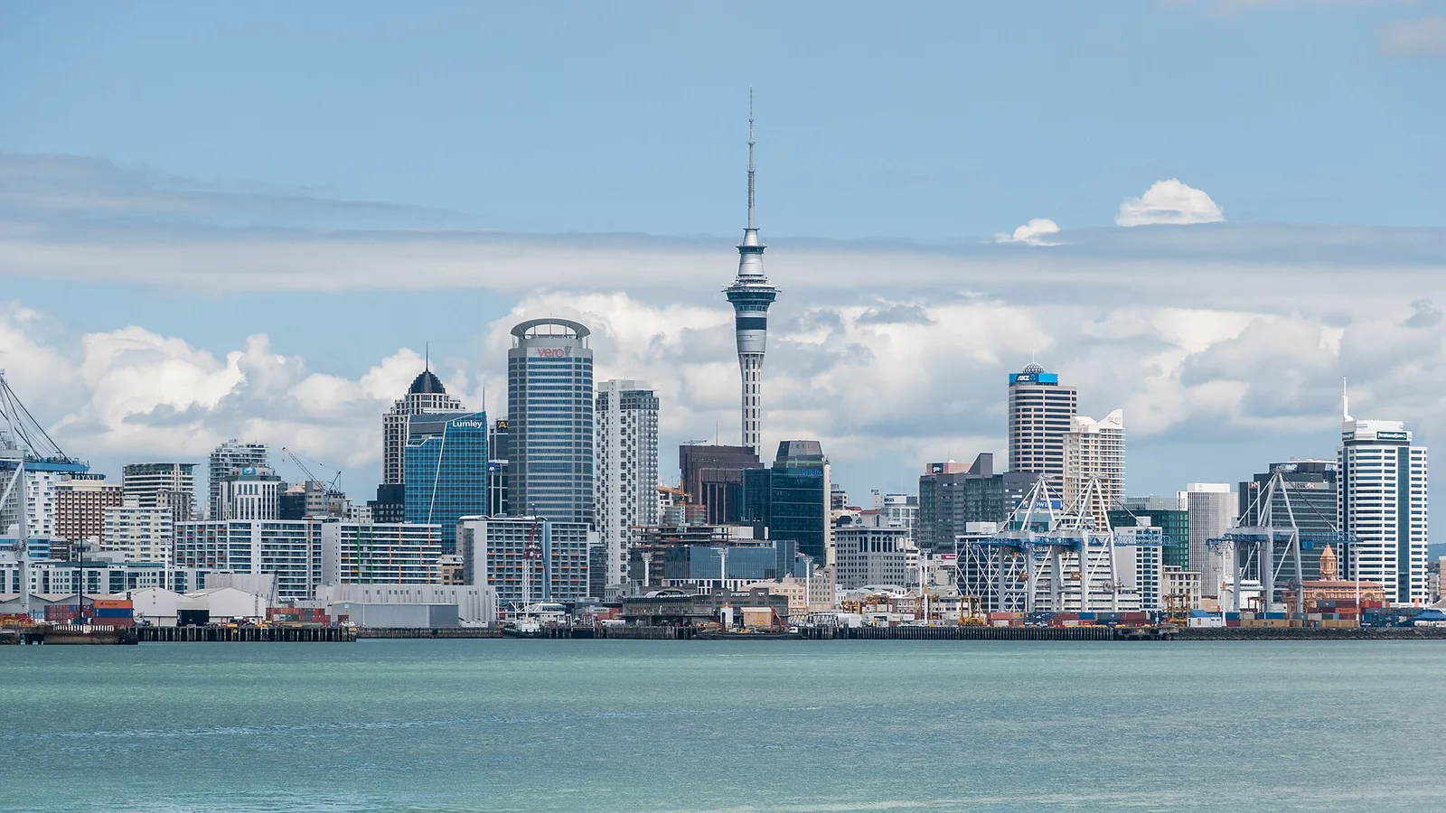 Vista de Auckland a partir de Devonport, com a Sky Tower ao centro.