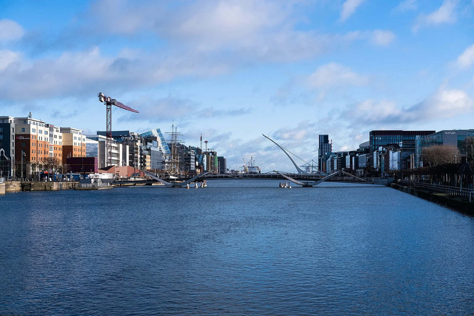 Rio Liffey e ponte Samuel Beckett em Dublin.