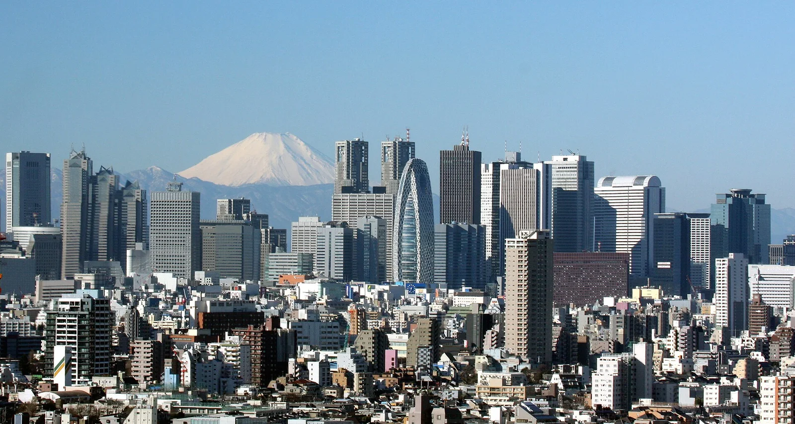 Edifícios de Shinjuku, em Tóquio, com o Monte Fuji ao fundo.