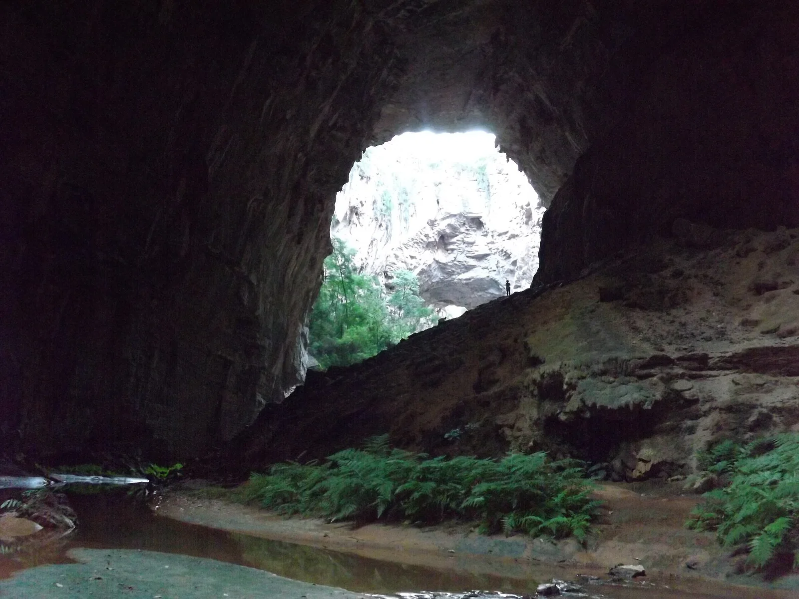 Abertura iluminada da Gruta do Janelão, no Parque Nacional Cavernas do Peruaçu.