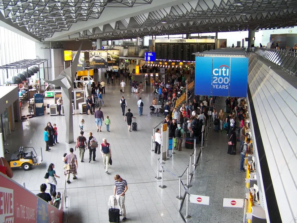 Área de embarque do Terminal 1 do aeroporto de Frankfurt.