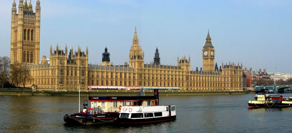 Palácio de Westminster e Big Ben vistos do rio Tâmisa, em Londres.