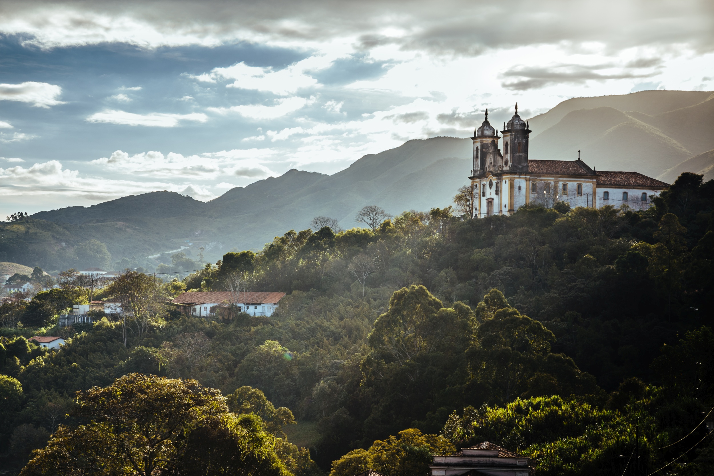 Igreja no alto de uma montanha